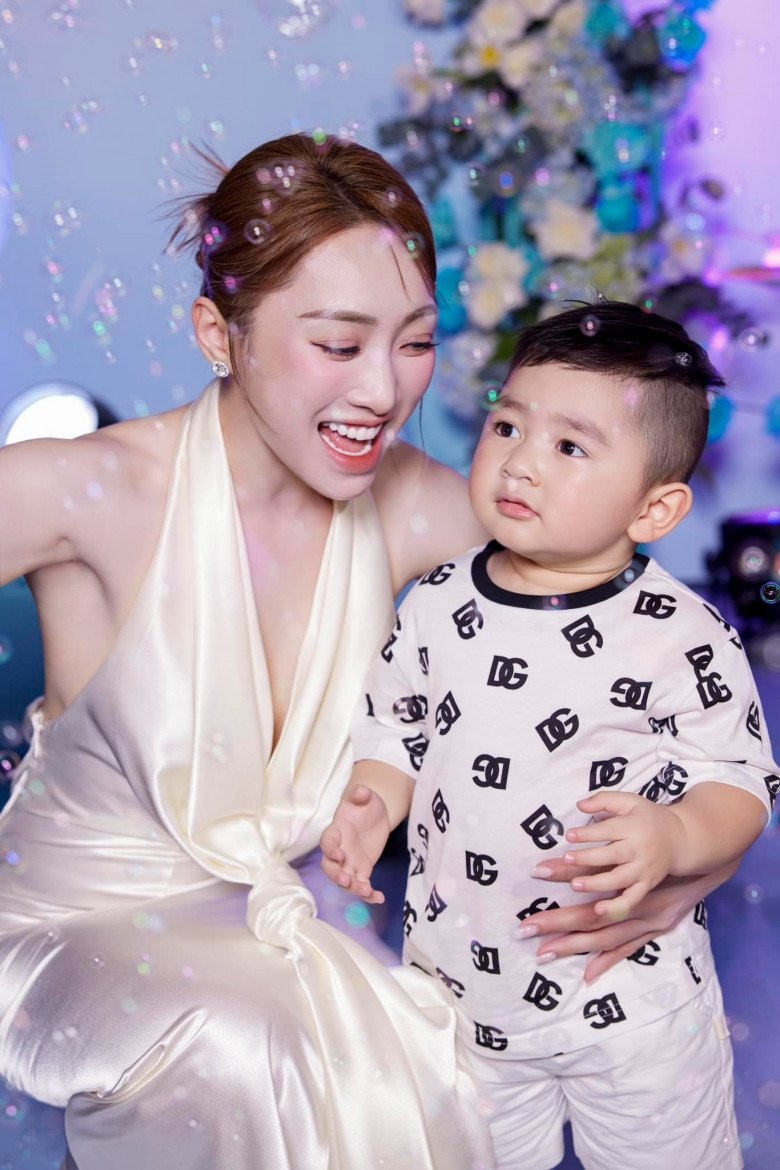 Con trai Chi Bảo và vợ đại gia mới hơn 2 tuổi đã thích bạn gái Tây, chủ động ngắm vuốt tóc bạn-7