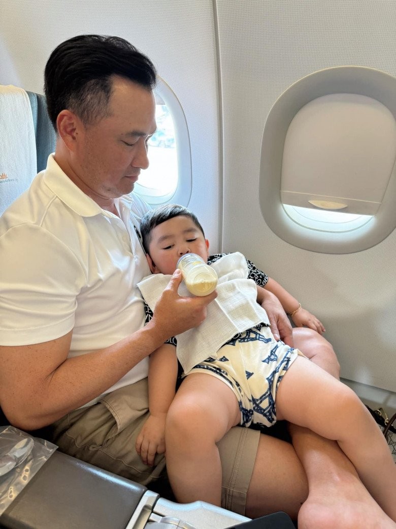 Con trai Chi Bảo và vợ đại gia mới hơn 2 tuổi đã thích bạn gái Tây, chủ động ngắm vuốt tóc bạn-8