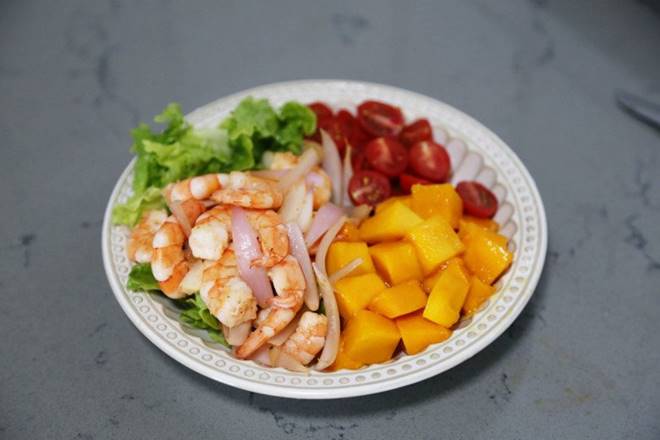 Tôm xào xong đem trộn với xoài kiểu này được món tươi ngon thanh mát ngày hè-7