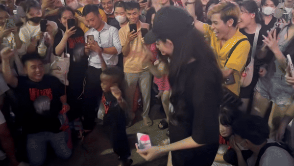 Thùy Tiên rủ Lôi Con mở liveshow ở phố đi bộ nhưng động thái của Quang Linh Vlogs mới gây chú ý!-2