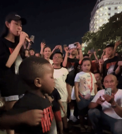 Thùy Tiên rủ Lôi Con mở liveshow ở phố đi bộ nhưng động thái của Quang Linh Vlogs mới gây chú ý!-3