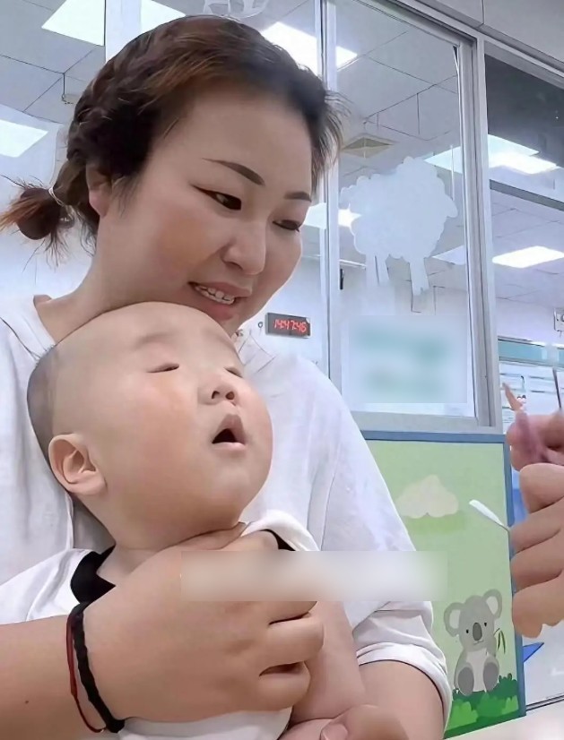 Mẹ mắt to sinh con mắt bé xíu khiến ai cũng thắc mắc, sự thật ngỡ ngàng ở bức ảnh thứ 3-1