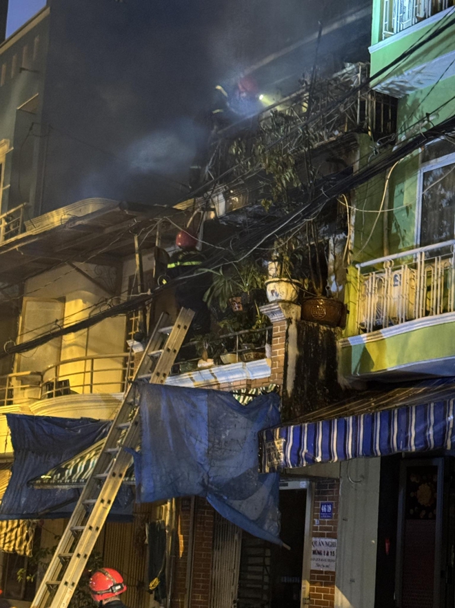 TP.HCM: Căn nhà bốc cháy ngùn ngụt lúc rạng sáng, nhiều người hoảng hốt lao ra đường-1