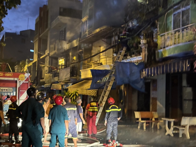 TP.HCM: Căn nhà bốc cháy ngùn ngụt lúc rạng sáng, nhiều người hoảng hốt lao ra đường-3