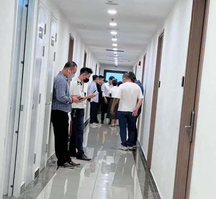 Những điểm nghi vấn vụ thi thể cô gái trên sofa: Người đàn ông bí ẩn và chiếc điện thoại bị tháo sim-1