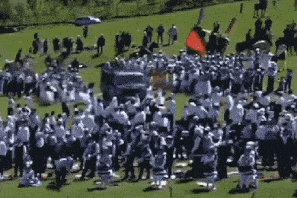 Clip: Xe bán kem lao vào đám đông khiến 29 trẻ em bị thương