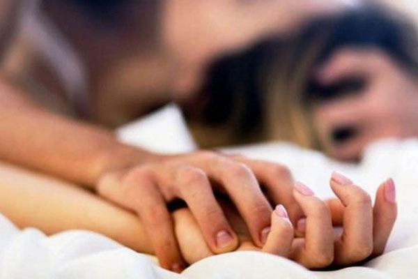 Theo chồng đi họp lớp, tôi bất an khi thấy một cô bé giống hệt con gái mình-2