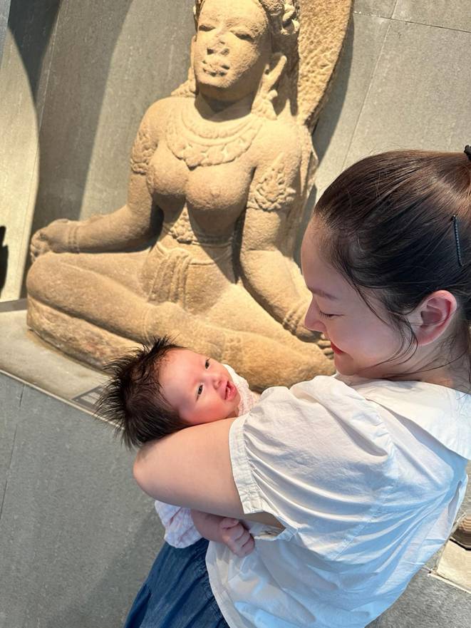 Con gái lai của Lan Phương 2 tháng tuổi tóc đầy đầu bị nhầm thành bé trai, mắt to mũi cao hệt bố Tây-2