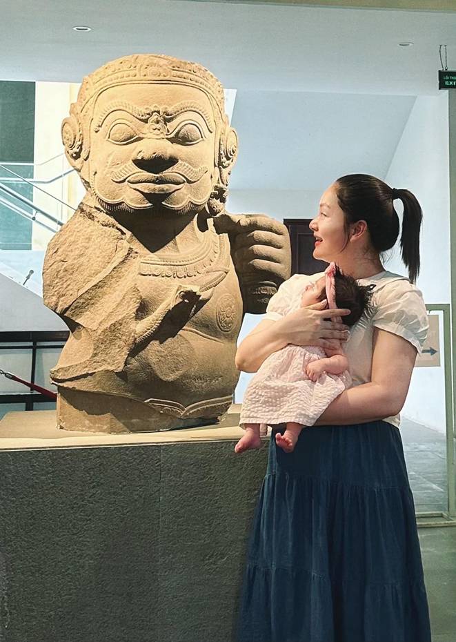 Con gái lai của Lan Phương 2 tháng tuổi tóc đầy đầu bị nhầm thành bé trai, mắt to mũi cao hệt bố Tây-3