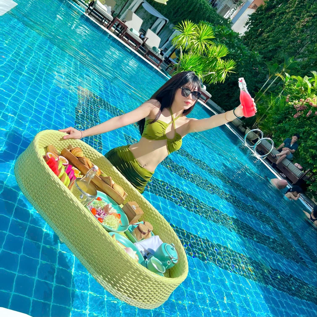 Em gái cầu thủ Văn Toàn: Xinh đẹp, gợi cảm và có cuộc sống sang chảnh-5