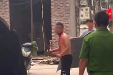 Thanh niên 'ngáo đá' chạy trên đường phố Hà Nội, cầm dao tự cắt cổ