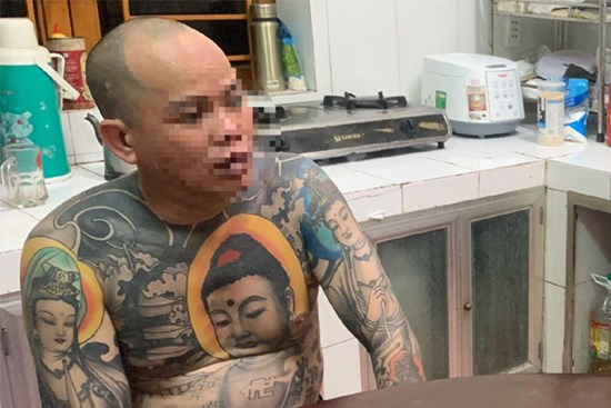 Phê ma túy, gã đàn ông cầm súng ra đường bắn loạn xạ