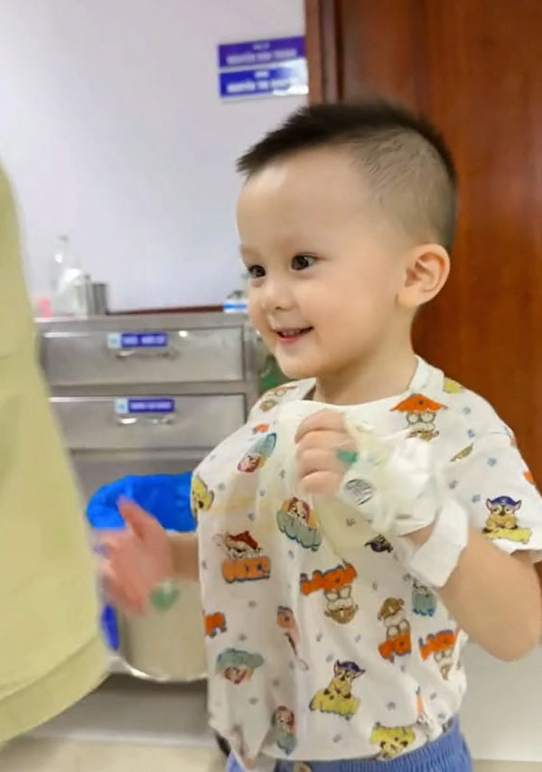 Duy Mạnh cập nhật tình hình con trai khi chữa bệnh hiếm: Lần 1 bị kháng thuốc, phải tiếp nhận 2 lần thuốc vẫn ngây thơ vui đùa-1