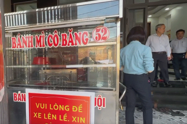 Vụ gần 500 người ngộ độc bánh mì: Công an truy vết nguồn gốc thực phẩm
