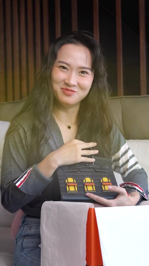 Hai phú bà gây chiến vì chiếc túi Hermes ô cửa sổ đắt ngang căn chung cư, nửa đêm lên thanh minh vì nghỉ lễ không có người dựng clip-2