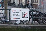 Nghịch lý ở Hà Lan: Là quốc gia hạnh phúc bậc nhất thế giới nhưng lại thiếu nhà vệ sinh công cộng, bước ngoặt lịch sử xảy ra sau lần 'tiểu bậy' của một cô gái trẻ