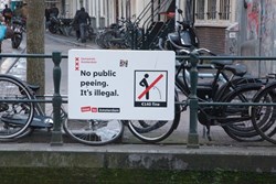 Nghịch lý ở Hà Lan: Là quốc gia hạnh phúc bậc nhất thế giới nhưng lại thiếu nhà vệ sinh công cộng, bước ngoặt lịch sử xảy ra sau lần 'tiểu bậy' của một cô gái trẻ