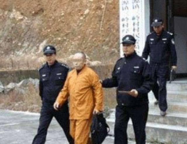 Trung Quốc: Sư trụ trì lắp vô số camera quanh chùa, ra ngoài luôn cải trang để che giấu 1 bí mật kinh hoàng-4