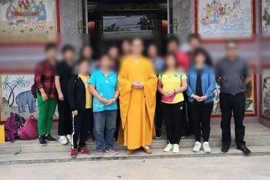 Trung Quốc: Sư trụ trì lắp vô số camera quanh chùa, ra ngoài luôn cải trang để che giấu 1 bí mật kinh hoàng