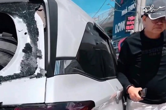 NSND Thanh Điền gặp tai nạn, xe vỡ hết kính, biến dạng: 