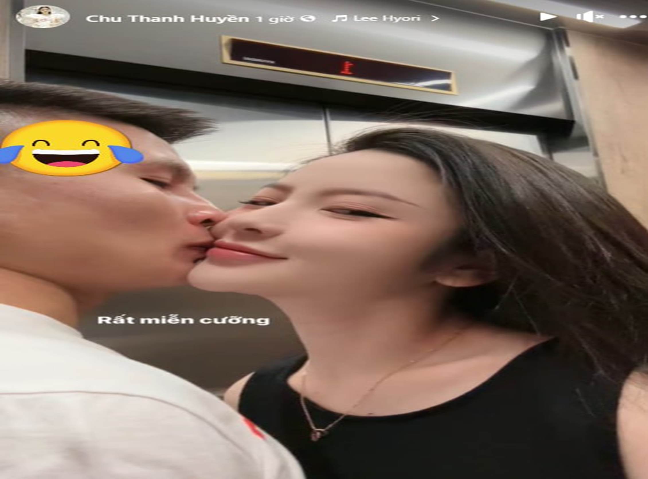 Quang Hải miễn cưỡng hôn vợ trong thang máy, dáng vẻ mẹ bầu Chu Thanh Huyền chuẩn bị cho ngày nuôi con mọn gây chú ý-1