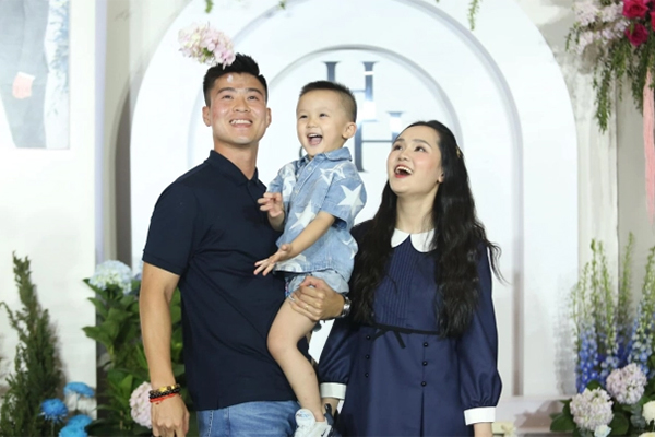 Con trai Duy Mạnh về nhà sau khi đi bệnh viện chữa bệnh hiếm, quậy tưng bừng, vay tiền các chú cầu thủ giúp bố-3