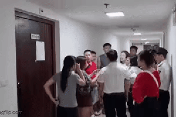 Cú đạp của người phụ nữ gây náo loạn chung cư Hà Nội, xôn xao đoạn clip 18 giây