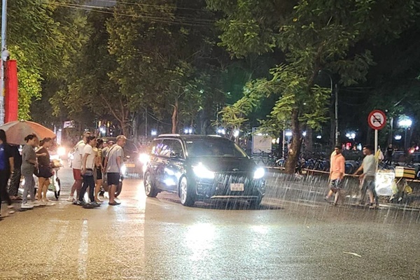 Trung tâm TP.HCM đón cơn mưa xối xả, người dân không kịp trở tay nhưng vẫn vui sướng sau bao ngày nắng nóng-3