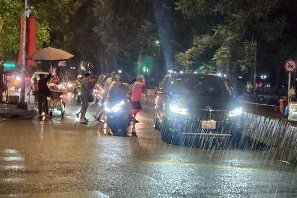 Trung tâm TP.HCM đón cơn mưa xối xả, người dân không kịp trở tay nhưng vẫn vui sướng sau bao ngày nắng nóng-4