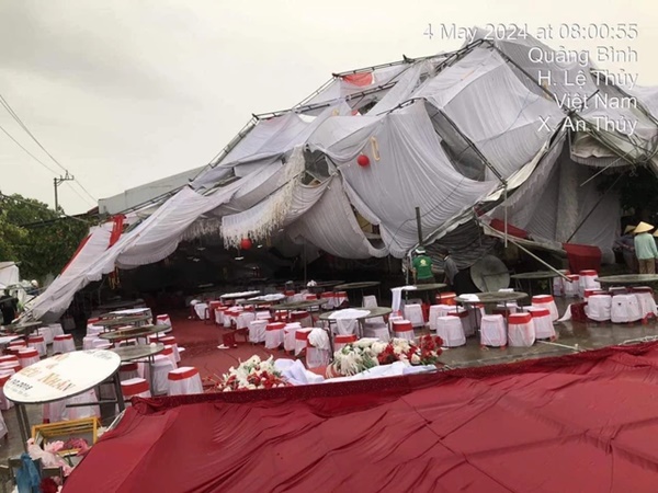 Mưa giông đúng ngày đại hỷ, cả họ ngẩn ngơ nhìn rạp cưới bị thổi bay, hiện trường tan hoang-1