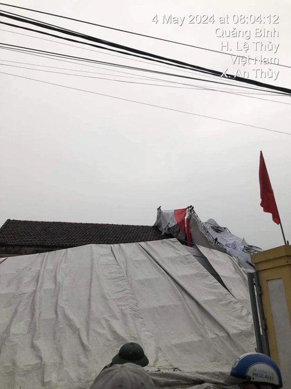 Mưa giông đúng ngày đại hỷ, cả họ ngẩn ngơ nhìn rạp cưới bị thổi bay, hiện trường tan hoang-2