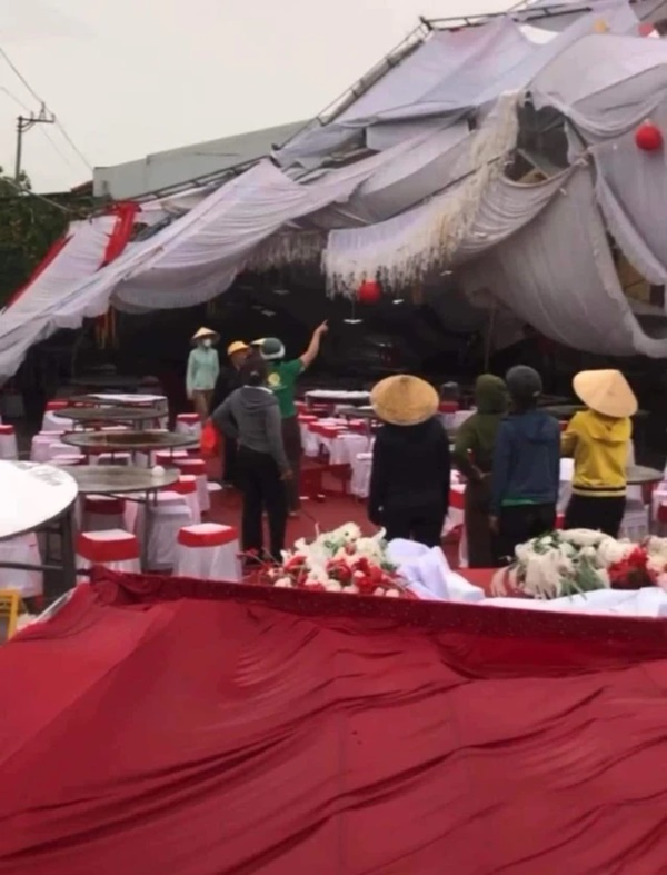 Mưa giông đúng ngày đại hỷ, cả họ ngẩn ngơ nhìn rạp cưới bị thổi bay, hiện trường tan hoang-3
