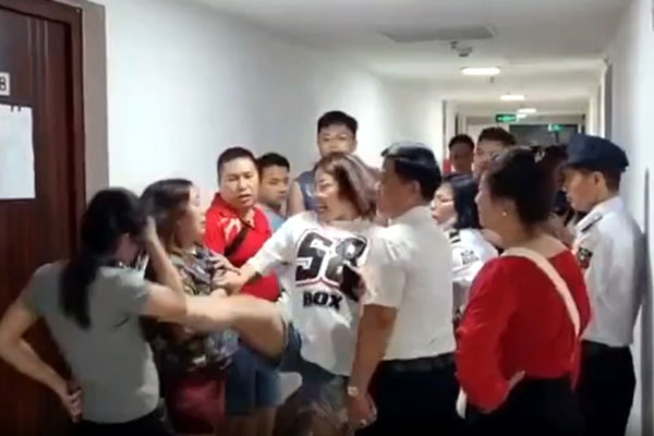 Nguyên nhân người phụ nữ đạp cư dân ở chung cư tại Hà Nội-2