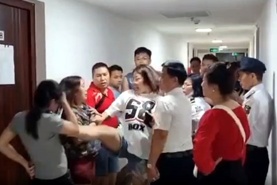 Nguyên nhân người phụ nữ đạp cư dân ở chung cư tại Hà Nội