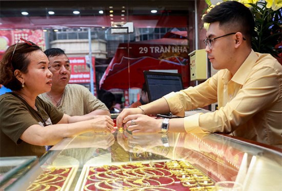 Giá vàng hôm nay 5/5/2024: Thế giới thấp nhất 1 tháng, SJC ngự trên đỉnh lịch sử