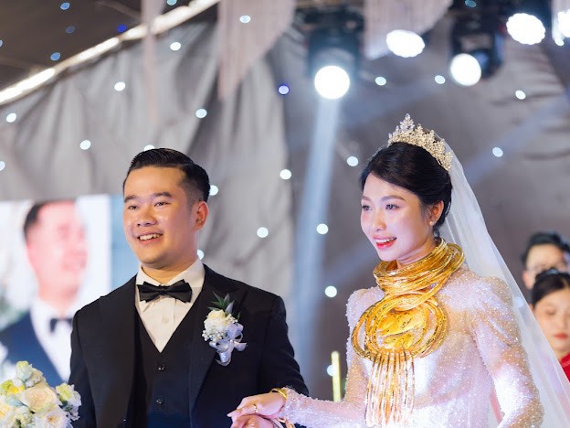 Từ Nhật Bản về Việt Nam làm đám cưới, cô dâu vất vả gánh 15 cây vàng trên người, vòng kiềng đeo trĩu cổ-1