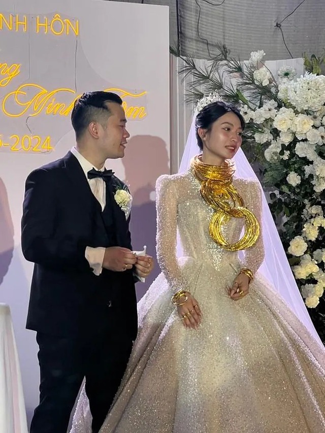 Từ Nhật Bản về Việt Nam làm đám cưới, cô dâu vất vả gánh 15 cây vàng trên người, vòng kiềng đeo trĩu cổ-3
