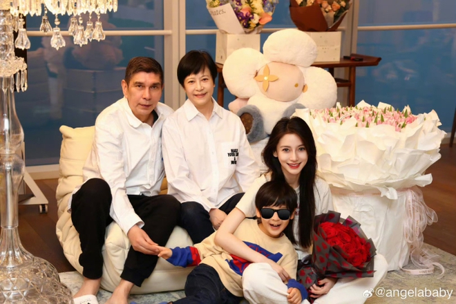 Angelababy bị bắt gặp xuống phố cùng con trai và người đàn ông bí ẩn, đã có tình mới sau hơn 2 năm ly hôn Huỳnh Hiểu Minh?-2