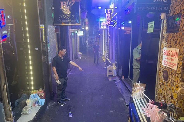 TP HCM: Bắt chủ nhà hàng và nhiều nhân viên lột đồ của khách giữa quận 1-1