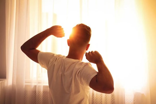 Ngủ dậy nên làm ngay điều này, tiến sĩ Mỹ nói vừa kiểm soát huyết áp, vừa dưỡng tim