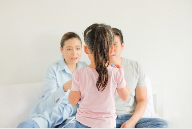 Lén xét nghiệm ADN vì con đẹp hơn bố mẹ, có kết quả chồng liền quỳ xin lỗi vợ-1