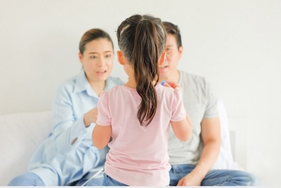 Lén xét nghiệm ADN vì con đẹp hơn bố mẹ, có kết quả chồng liền quỳ xin lỗi vợ