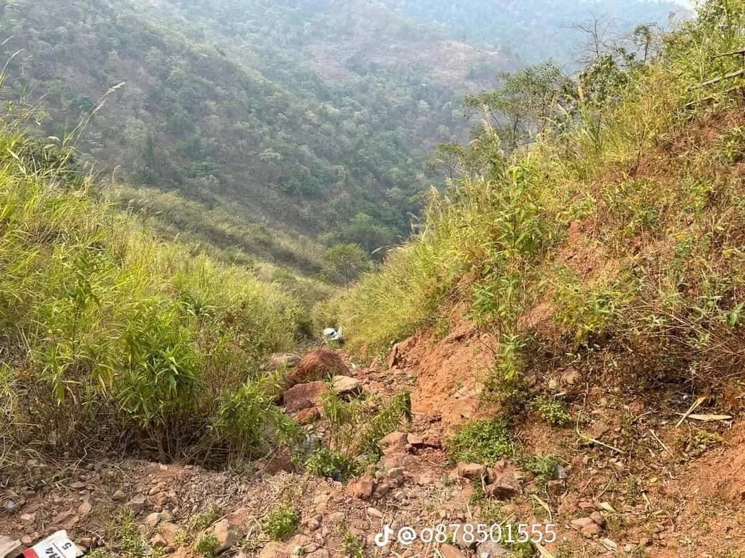 Ô tô lao xuống vực, cả gia đình 5 người may mắn thoát nạn-1