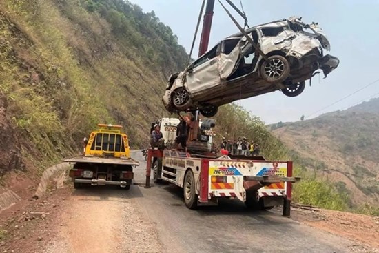 Ô tô lao xuống vực, cả gia đình 5 người may mắn thoát nạn