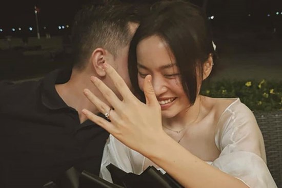 Chị đẹp vừa được cơ trưởng nổi tiếng nhất Việt Nam cầu hôn sau 4 năm, vui quá tuyên bố nghỉ bán hàng