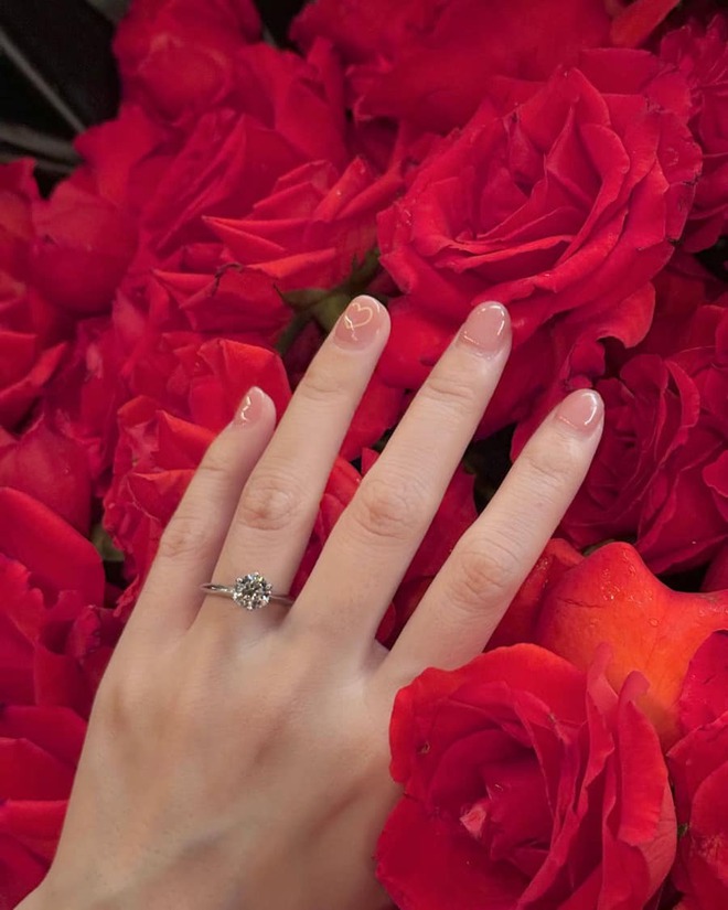 Chị đẹp vừa được cơ trưởng nổi tiếng nhất Việt Nam cầu hôn sau 4 năm, vui quá tuyên bố nghỉ bán hàng-1