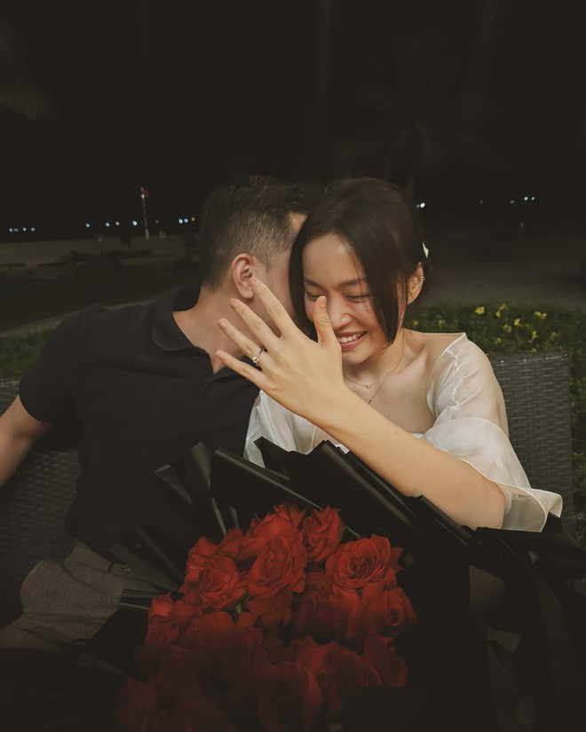 Chị đẹp vừa được cơ trưởng nổi tiếng nhất Việt Nam cầu hôn sau 4 năm, vui quá tuyên bố nghỉ bán hàng-2