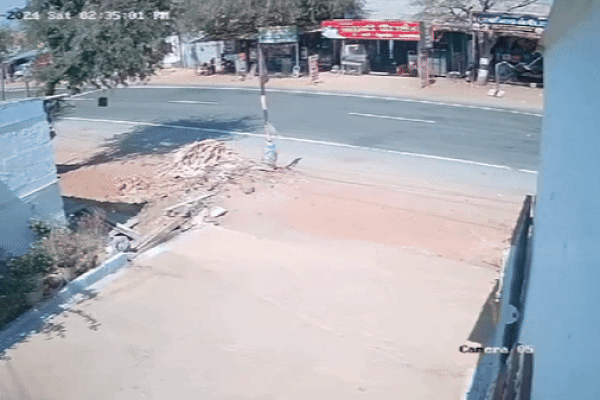 Clip: Đi bộ qua đường, người phụ nữ bị ô tô tông văng hơn 6 mét