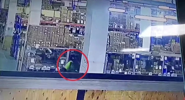 Xôn xao clip nam công nhân tử vong thương tâm tại 1 nhà máy ở Bình Dương-1