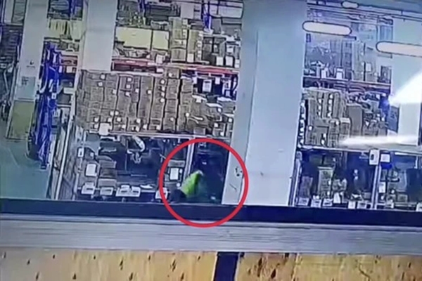 Vụ nam công nhân chết trong công ty: Do đồng nghiệp tự ý lái xe nâng, xe mất phanh-2